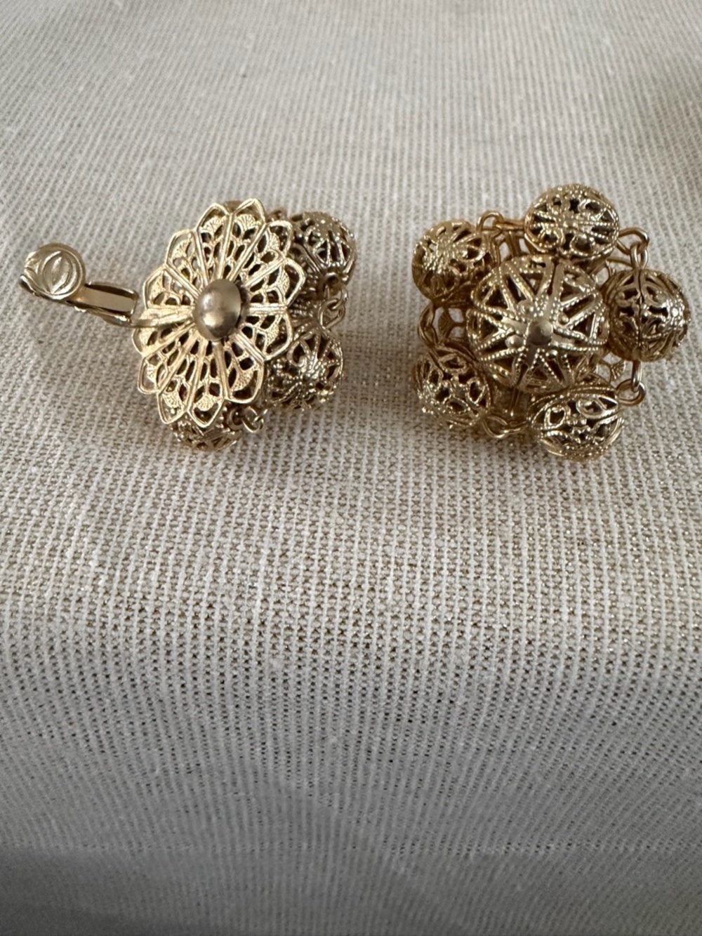 Vintage-Inspired Gold Filigree Cluster Clip Earrings - Gold - Picture 4 of 4